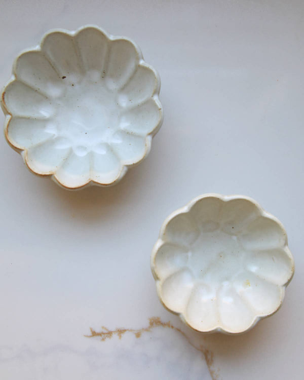 2 lotus soap dishes with scallop ceramic